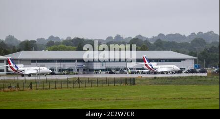 Ein Flugzeug, das den französischen Präsidenten Emmanuel Macron (rechts) bei der RAF Northolt, als er zu seinem Besuch in Großbritannien ankommt. Stockfoto