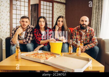 Fußball-Fans leider wathing TV-Sendung zu Hause. Gruppe von Menschen, die für ihre Lieblingsmannschaft zu verlieren. Stockfoto