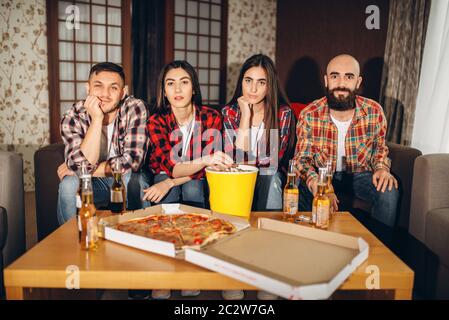 Fußball-Fans leider wathing TV-Sendung zu Hause. Gruppe von Menschen, die für ihre Lieblingsmannschaft verliert, alles entscheidenden Match Stockfoto