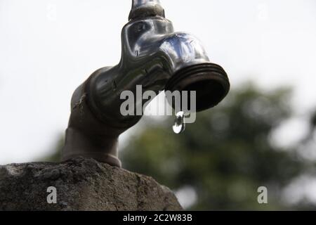 SALVADOR, BAHIA / BRASILIEN - 27. September 2013: Wasserhahn gießt die letzten Tropfen Wasser wegen mangelnder Versorgung (Joa Souza). *** Ortsunterschrift *** Stockfoto