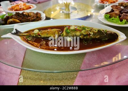 Karpfen gebacken mit Gemüse in Sojasauce nordkoreanische Küche Stockfoto