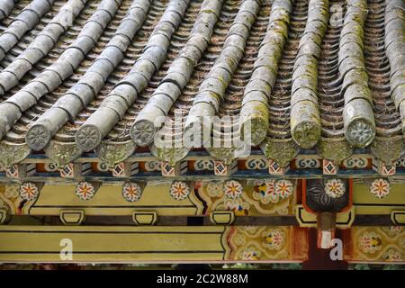 Dach des koreanischen traditionellen Hauses oder Hanok in Kaesong. Nordkorea. Konzentrieren Sie sich auf den Steinzaun Stockfoto