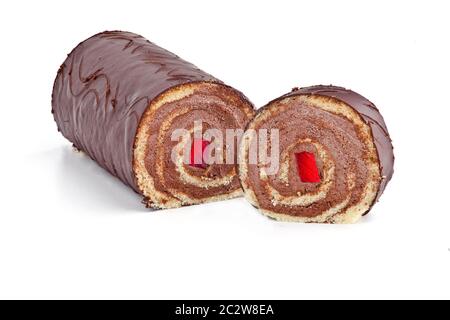 Schokoladenroulade mit Gelee innen. Eine große Portion mit einer Scheibe. Kuchen auf weißem Hintergrund Stockfoto