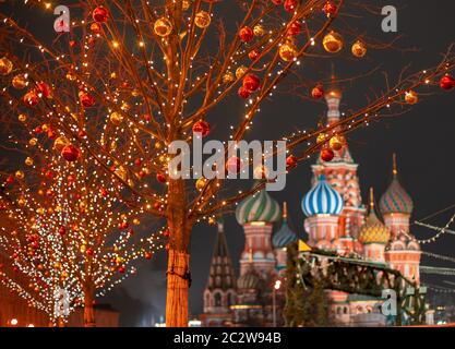 Moskau. Russland. Neujahr Unterhaltung auf dem Roten Platz. Kreml. St. Basil Kathedrale. Rotes Quadrat ist für Weihnachten geschmückt. Vorbereiten Stockfoto