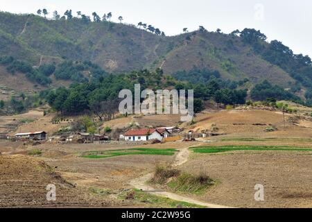 Landschaft auf dem Land, Nordkorea. Dorf und gepflügte Felder Stockfoto