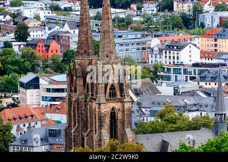 Panoramablick auf die Universitätsstadt Marburg mit der Kirche St. Elisabeth, Deutschland Stockfoto