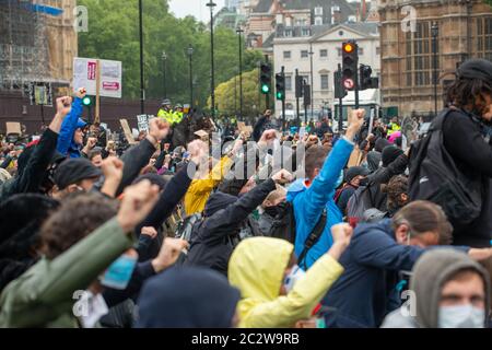 Anti-Rassismus-Aktivisten knieten bei der Black Lives Matter Demonstration, aus Protest gegen den Tod des Schwarzen Amerikaners George Floyd durch die US-Polizei. Stockfoto