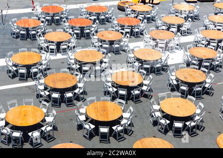 Von oben aus konnte man die Tische und Stühle des Straßencafés aus Holz sehen. Stockfoto
