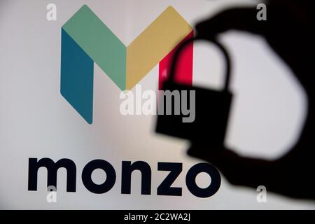 LONDON, UK - Juni 2020: Monzo Online Bank Logo mit Sicherheits-Vorhängeschloss Silhouette Stockfoto