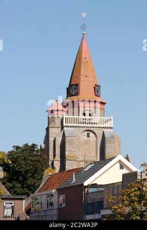 Roter Turm mit blauem Himmel im Hintergrund Stockfoto