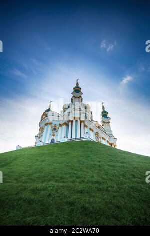 Christliche Kirche auf Hügel gegen blauen Himmel Stockfoto