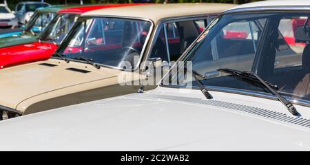 Nahaufnahme von parkenden Autos Stockfoto