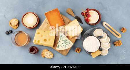 Käse und Wein flach Panorama, ein Top Shot eine Käseplatte Stockfoto