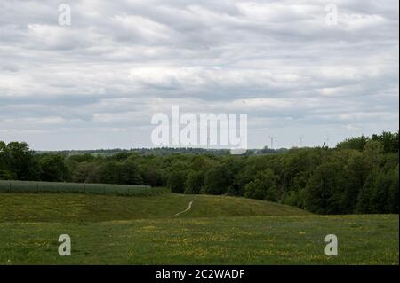 Eine Reihe von sechs Windturbinen erhebt sich über der grünen Landschaft in Skåne, Schweden Stockfoto