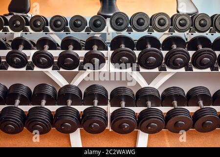 Hantelsatz auf dem Ständer im Fitnessstudio Stockfoto