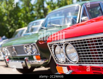 Nahaufnahme von Retro-Autos geparkt Stockfoto