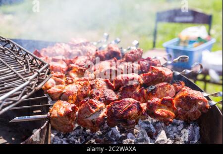 Leckere Döner am Spieß bereitet auf Feuer im freien Stockfoto