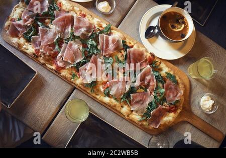 Italienische große Pizza, Blick von oben Stockfoto