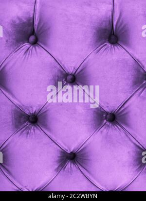 Lila Luxus Velours gesteppte Sofa Polsterung mit Knöpfen, elegante Wohnkultur Textur und Hintergrund Stockfoto