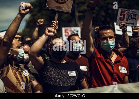 Barcelona, Spanien. Juni 2020. Nissan-Arbeiter rufen Slogans auf, als sie gegen die Schließung des Werks in Barcelona protestieren, was zum Verlust von etwa 2800 direkten und etwa 20000 indirekten Arbeitsplätzen in der Mitte des Coronavirus-KrisenBarcelona, Spanien, führt. 18. Juni 2020: Quelle: Matthias Oesterle/Alamy Live News Stockfoto
