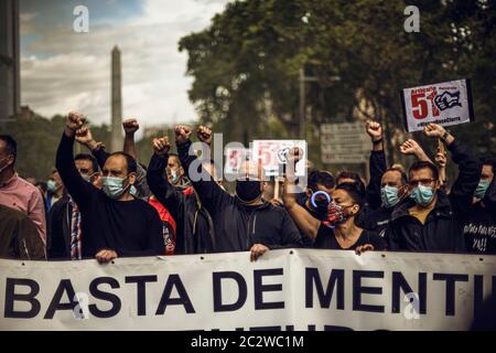 Barcelona, Spanien. Juni 2020. Nissan-Arbeiter rufen Slogans auf, als sie gegen die Schließung des Werks in Barcelona protestieren, was zum Verlust von etwa 2800 direkten und etwa 20000 indirekten Arbeitsplätzen in der Mitte des Coronavirus-KrisenBarcelona, Spanien, führt. 18. Juni 2020: Quelle: Matthias Oesterle/Alamy Live News Stockfoto