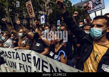 Barcelona, Spanien. Juni 2020. Nissan-Arbeiter rufen Slogans auf, als sie gegen die Schließung des Werks in Barcelona protestieren, was zum Verlust von etwa 2800 direkten und etwa 20000 indirekten Arbeitsplätzen in der Mitte des Coronavirus-KrisenBarcelona, Spanien, führt. 18. Juni 2020: Quelle: Matthias Oesterle/Alamy Live News Stockfoto