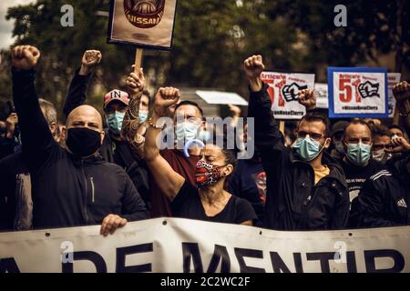 Barcelona, Spanien. Juni 2020. Nissan-Arbeiter rufen Slogans auf, als sie gegen die Schließung des Werks in Barcelona protestieren, was zum Verlust von etwa 2800 direkten und etwa 20000 indirekten Arbeitsplätzen in der Mitte des Coronavirus-KrisenBarcelona, Spanien, führt. 18. Juni 2020: Quelle: Matthias Oesterle/Alamy Live News Stockfoto