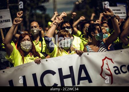 Barcelona, Spanien. Juni 2020. Nissan-Arbeiter rufen Slogans auf, als sie gegen die Schließung des Werks in Barcelona protestieren, was zum Verlust von etwa 2800 direkten und etwa 20000 indirekten Arbeitsplätzen in der Mitte des Coronavirus-KrisenBarcelona, Spanien, führt. 18. Juni 2020: Quelle: Matthias Oesterle/Alamy Live News Stockfoto