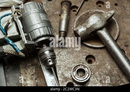 Alte zu bohren, Maschine, Hammer, Machanic Werkzeuge in der Werkstatt Stockfoto