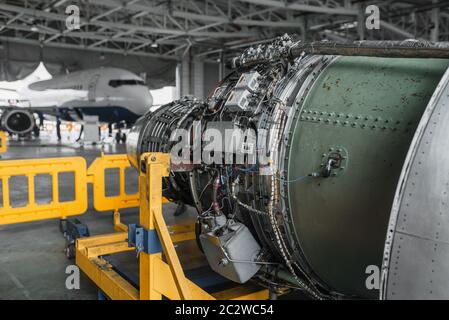 Jet Flugzeug Turbine auf Instandsetzung im Hangar, Flugzeug Motor ohne Abdeckungen auf Wartung, niemand. Air Transportation Safety Konzept Stockfoto