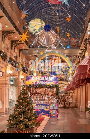 Moskau, Russland - 27. November 2019: Weihnachtsbäume mit Symbolen verschiedener Firmen in GUMMI. Neujahr Innenräume von GUM State De Stockfoto