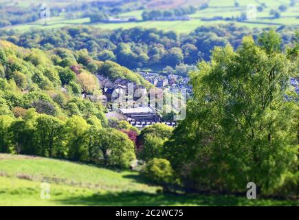 Tilt und Shift-Effekt-Foto der Stadt hebden Brücke in West yorkshire mit verschwommenen Feldern und Bäumen rund um die Stadt Stockfoto