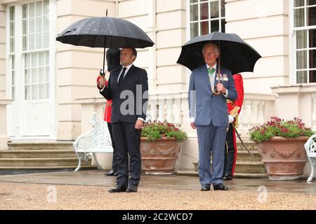 Der Prinz von Wales empfängt den französischen Präsidenten Emmanuel Macron im Clarence House in London während seines Besuchs in Großbritannien. Stockfoto