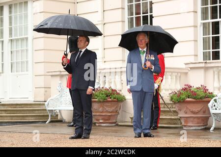 Der Prinz von Wales empfängt den französischen Präsidenten Emmanuel Macron im Clarence House in London während seines Besuchs in Großbritannien. Stockfoto