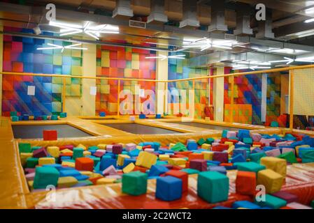 Kinder Trampolin und weiche Würfel auf Spielplatz im Entertainment-Center, niemand. Spielbereich für Kinder im Haus, Spielzimmer Stockfoto