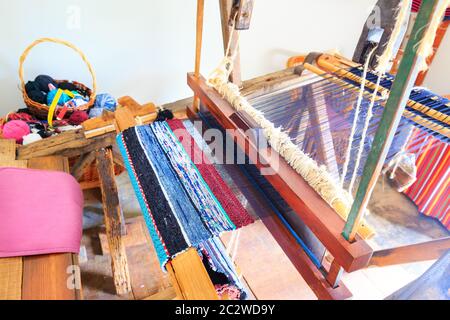 Alten schützenlosen Webstuhl steht im Zimmer arbeiten Stockfoto