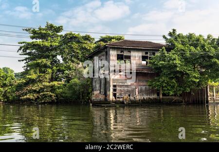 Hütten auf schmutzige Kanal in Thailand Stockfoto
