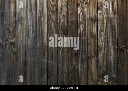 Dunkler Holzhintergrund. Alte schäbige Bretter. Alte lackierte Texturbretter. Stockfoto