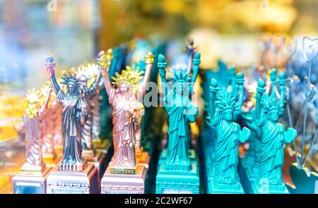 Souvenirs zur Freiheitsstatue im Geschäft in New York. Freiheitsstatue ist ein Symbol der USA Stockfoto