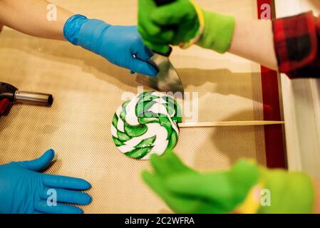 Lollipop Vorbereitung, Kind macht Karamellbonbons in der Werkstatt. Urlaub in Candy Store Stockfoto