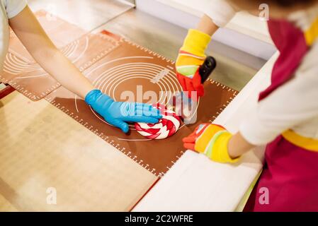 Lollipop Vorbereitung, Kind macht Karamellbonbons in der Werkstatt. Urlaub in Candy Store Stockfoto