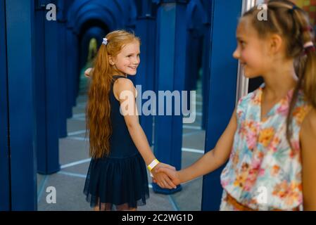Zwei kleine Freundinnen spielen im Kinderlabyrinth, Spielplatz im Unterhaltungszentrum. Spielbereich im Haus, Spielzimmer Stockfoto