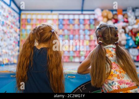 Zwei kleine Freundinnen spielen in Kinder Schießstand, Spielplatz im Entertainment-Center. Spielbereich im Haus, Spielzimmer Stockfoto