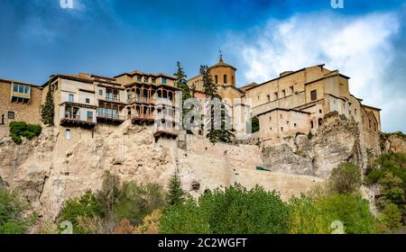 Panoramablick von Cuenca und berühmten hängenden Häuser, Spanien. Stockfoto