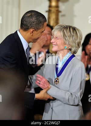 US-Präsident Barack Obama und First Lady Michelle Obama präsentieren die Medaille der Freiheit 2010, "die höchste zivile Ehre der Nation an Personen, die besonders verdienstvolle Beiträge zur Sicherheit oder nationalen Interessen der Vereinigten Staaten, zum Weltfrieden, Oder zu kulturellen oder anderen bedeutenden öffentlichen oder privaten Unternehmungen", an den ehemaligen US-Botschafter in Irland Jean Kennedy Smith bei einer Zeremonie im Ostsaal des Weißen Hauses in Washington, DC am Dienstag, 15. Februar 2011. Quelle: Ron Sachs/CNP weltweit Stockfoto