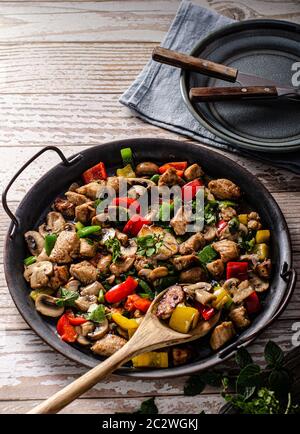 Rühren braten Huhn mit Gemüse, Knoblauch und Sojasauce Stockfoto