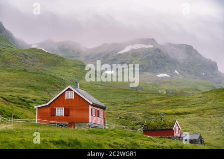 Hütte Holzhütten im Pass Norwegen. Norwegische Landschaft mit typisch skandinavischen Grasdachhäusern. Bergvill Stockfoto