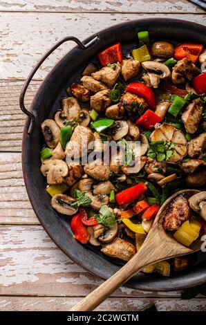 Rühren braten Huhn mit Gemüse, Knoblauch und Sojasauce Stockfoto