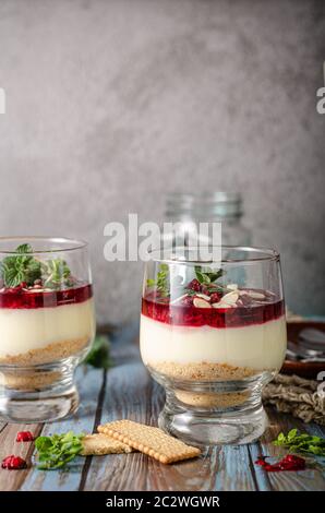 Traditionelle Käsekuchen aber im Glas mit Butter cookies Stockfoto