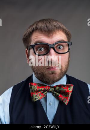 Überrascht Geschäftsmann mit lustigen Batterfly Krawatte Stockfoto